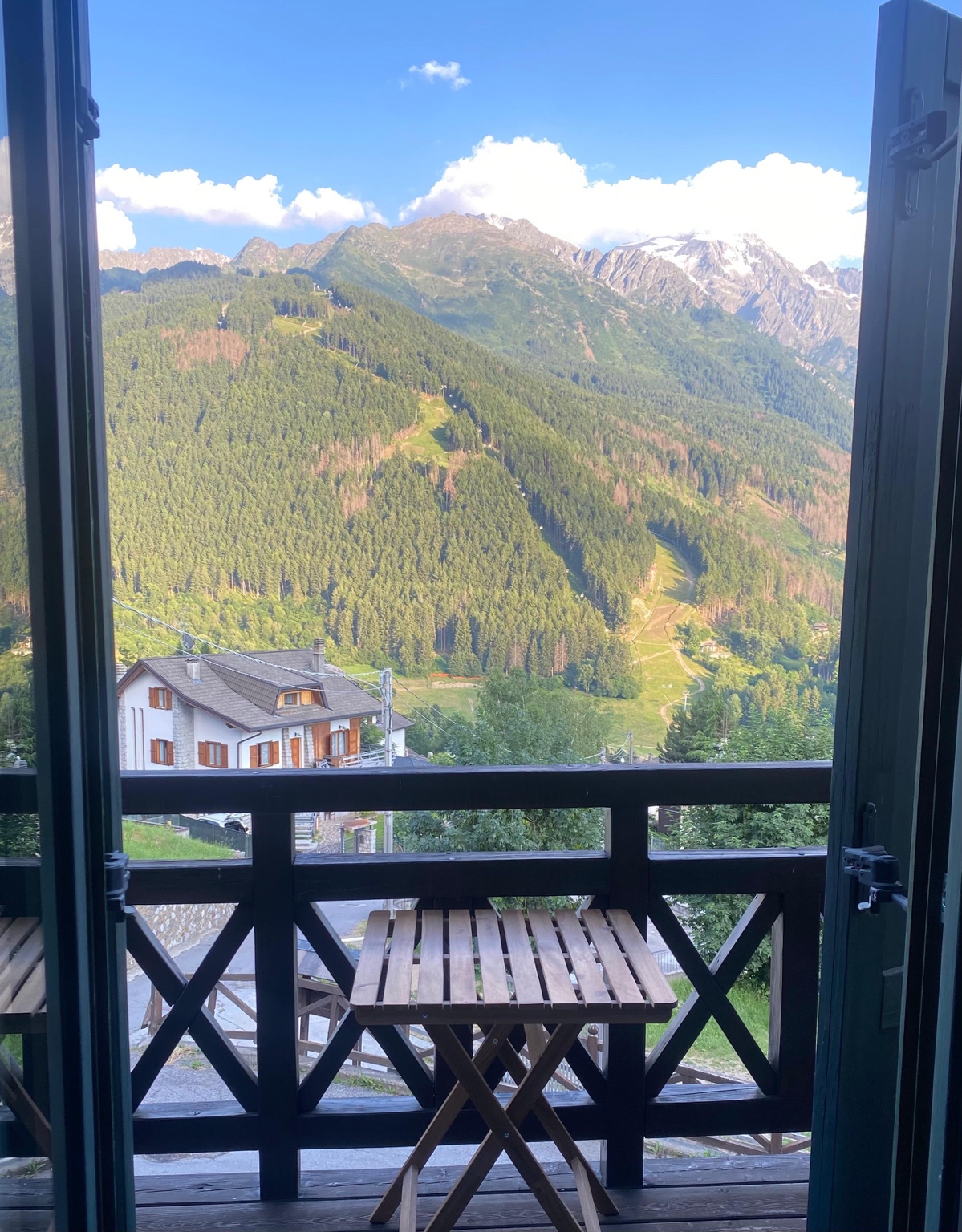 Blick vom Balkon der Casa Sofia auf die Berge von Temù